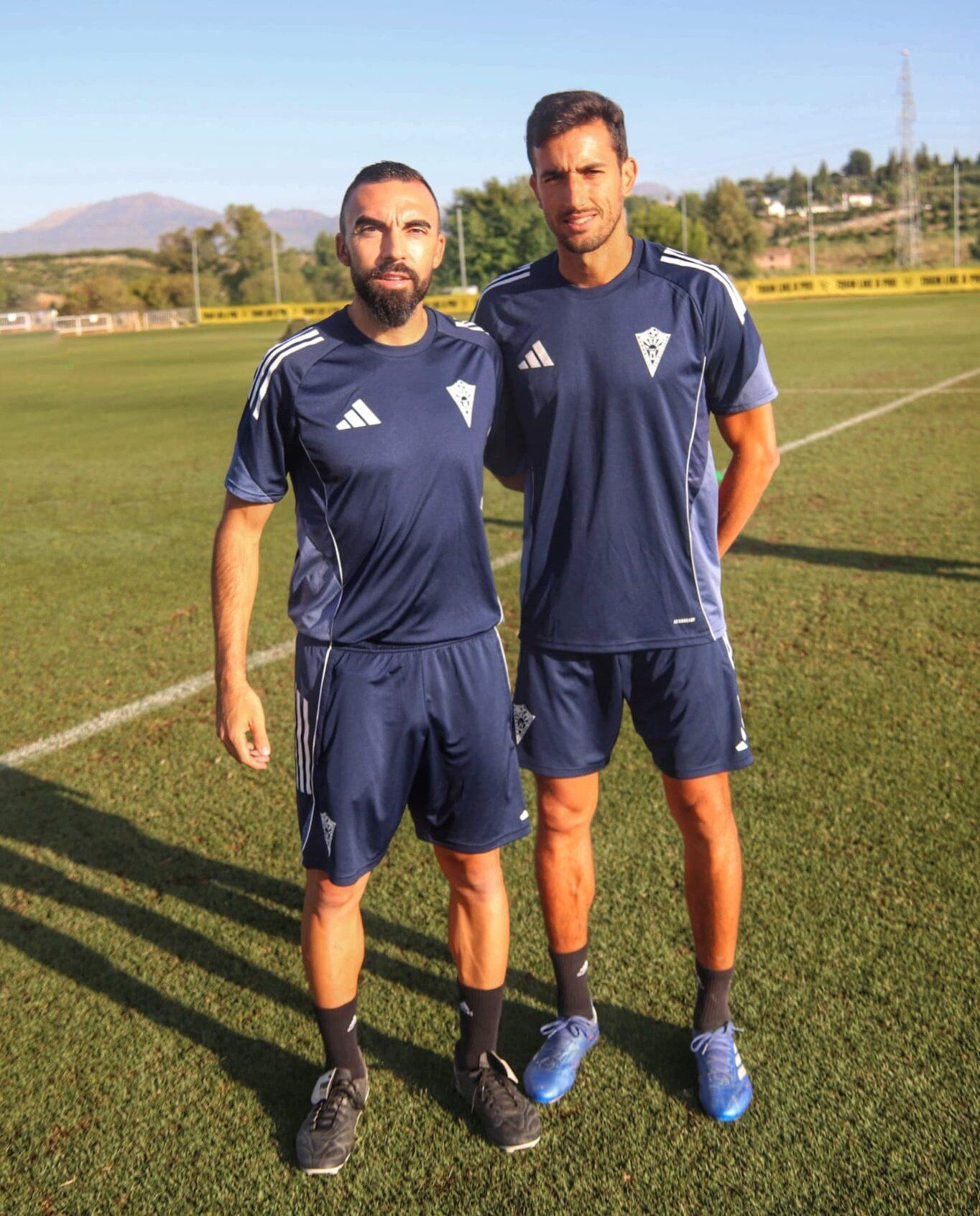 Carlos de Lerma, a la izquierda, junto a un miembro de su cuerpo técnico