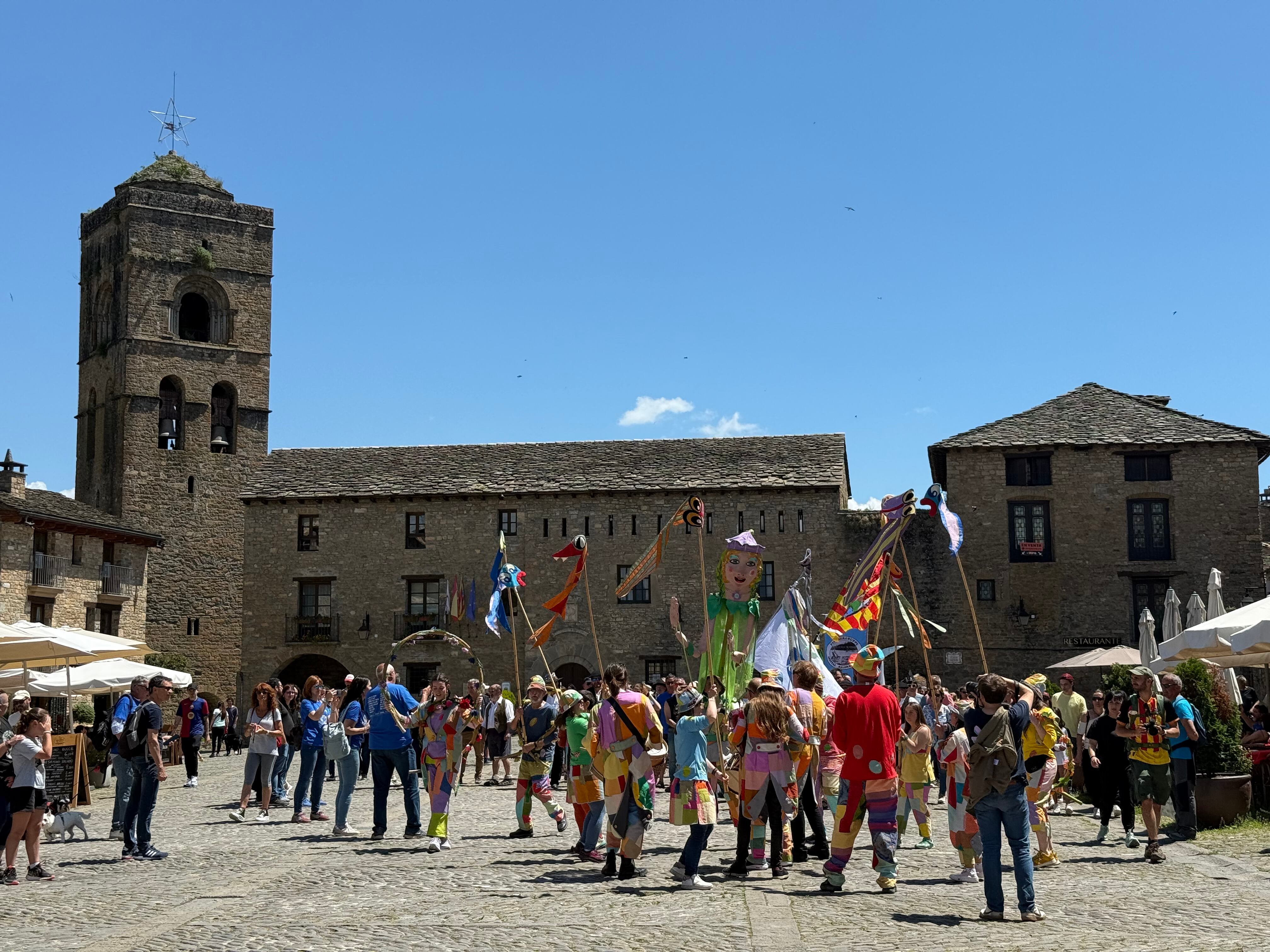 Desfile de nabateros encabezados por los Titiriteros de Binéfar en la Plaza Mayor de Aínsa.