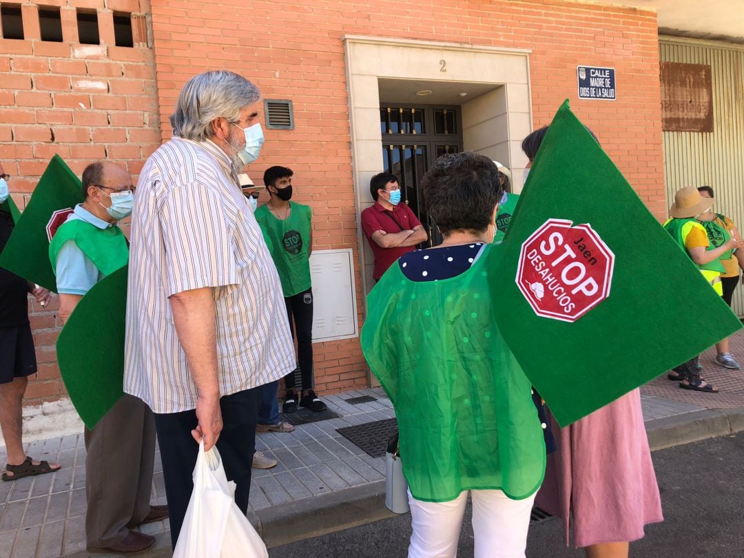 &quot;Stop Desahucios&quot; y vecinos particulares, protestan a las puertas de la mujer afectada. 