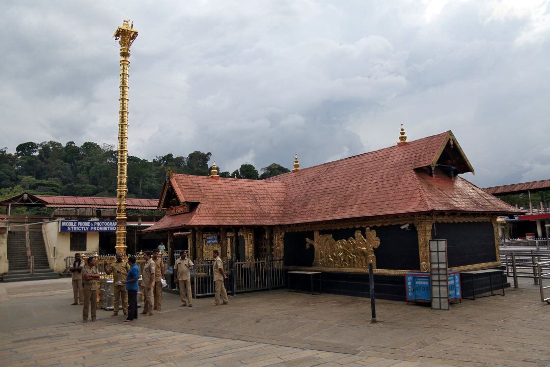 La policía a las afueras del templo de Sabarimala 