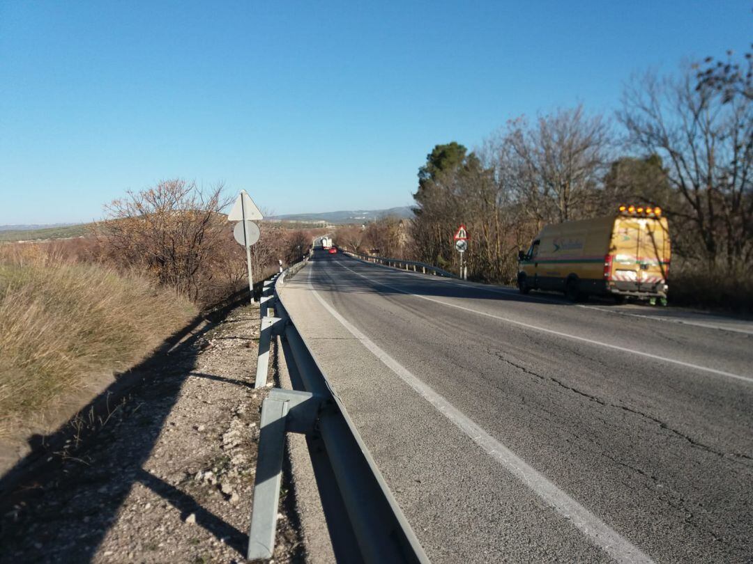 Trabajos en el tramo en el puente sobre el rio Guadalquivir