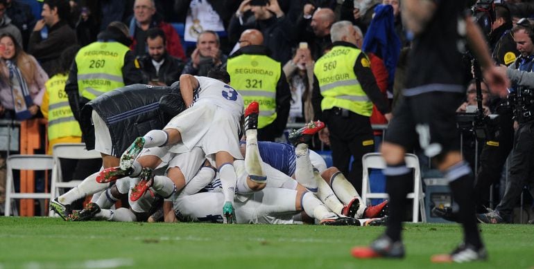 Los jugadores del Real Madrid celebran el gol de la victoria