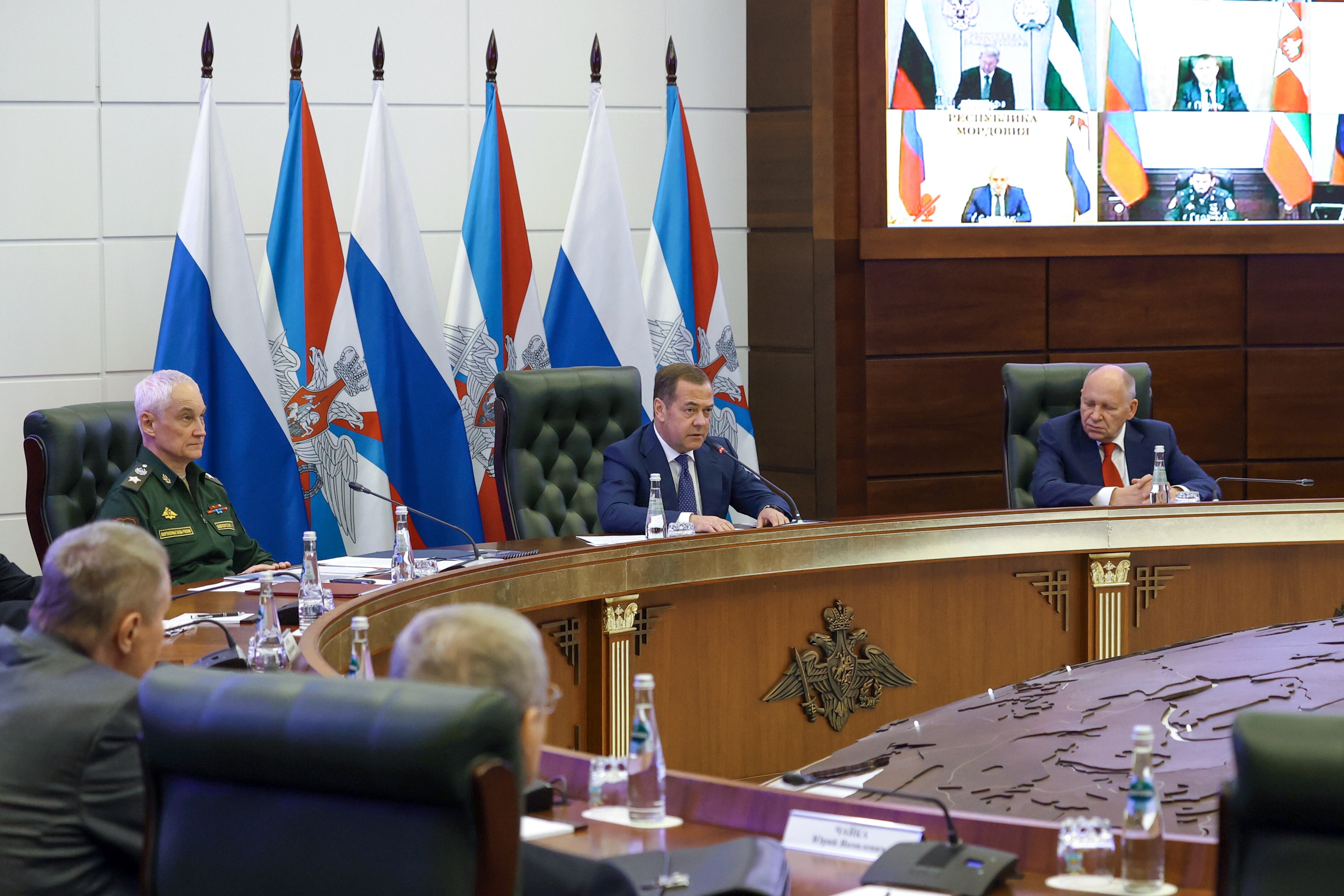 Dmitry Medvedev (en el centro de la imagen).