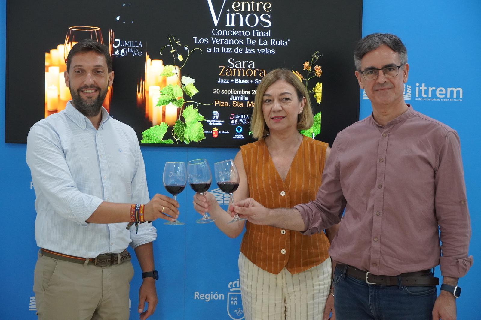 Juan Francisco Martínez, Seve González y Silvano García brindando por esta nueva edición de &quot;Música entre Vinos&quot; en Jumilla