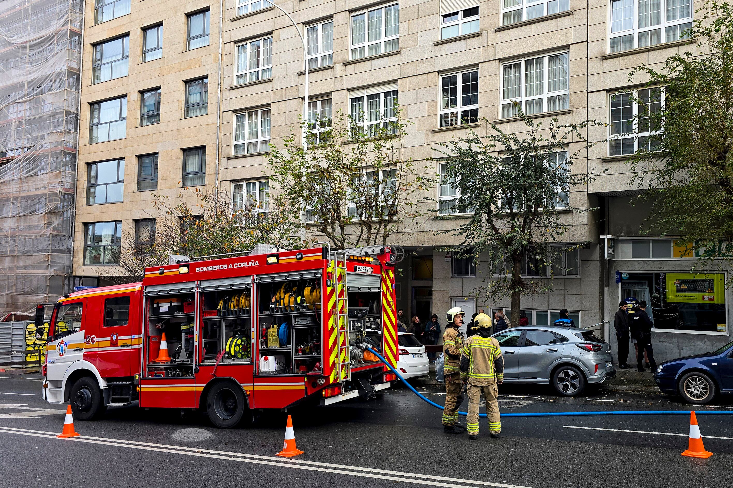 A CORUÑA (GALICIA), 20/12/2025.- Policía y bomberos trabajan en el nº28 de la calle Paseo de Ronda donde se produjo un incendio y altercado con arma blanca en el que la víctima tuvo que ser trasladada al Complejo Hospitalario de A Coruña (CHUAC