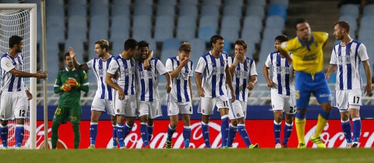 Los jugadores de la Real celebran uno de los cuatro goles en Anoeta