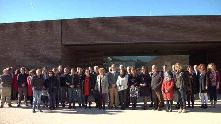 Todos los asistentes a la presentacion en la puerta principal de entrada al Hospital de Alta Resolución Sierra de Cazorla