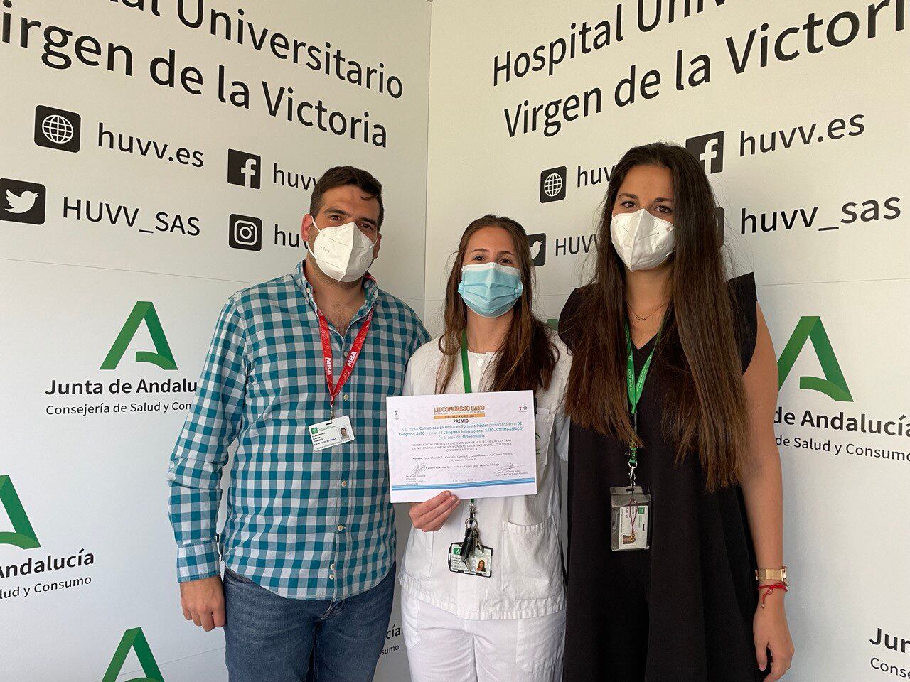 El estudio premiado se ha llevado a cabo por la residente de cuarto año de Traumatología, Laura Cano,  por el especialista en Medicina Interna adscrito al servicio de Cirugía Ortopédica y Traumatológica, Alejandro Galán, por la residente Claudia González y los especialistas en Traumatología Juan Miguel Gómez y Placido Zamora, éste último como jefe de servicio de COT