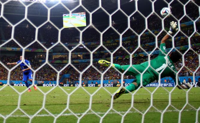 El portero costarricense del Real Madrid, durante una de sus intervenciones más destacadas en el Mundial de Brasil 2014.