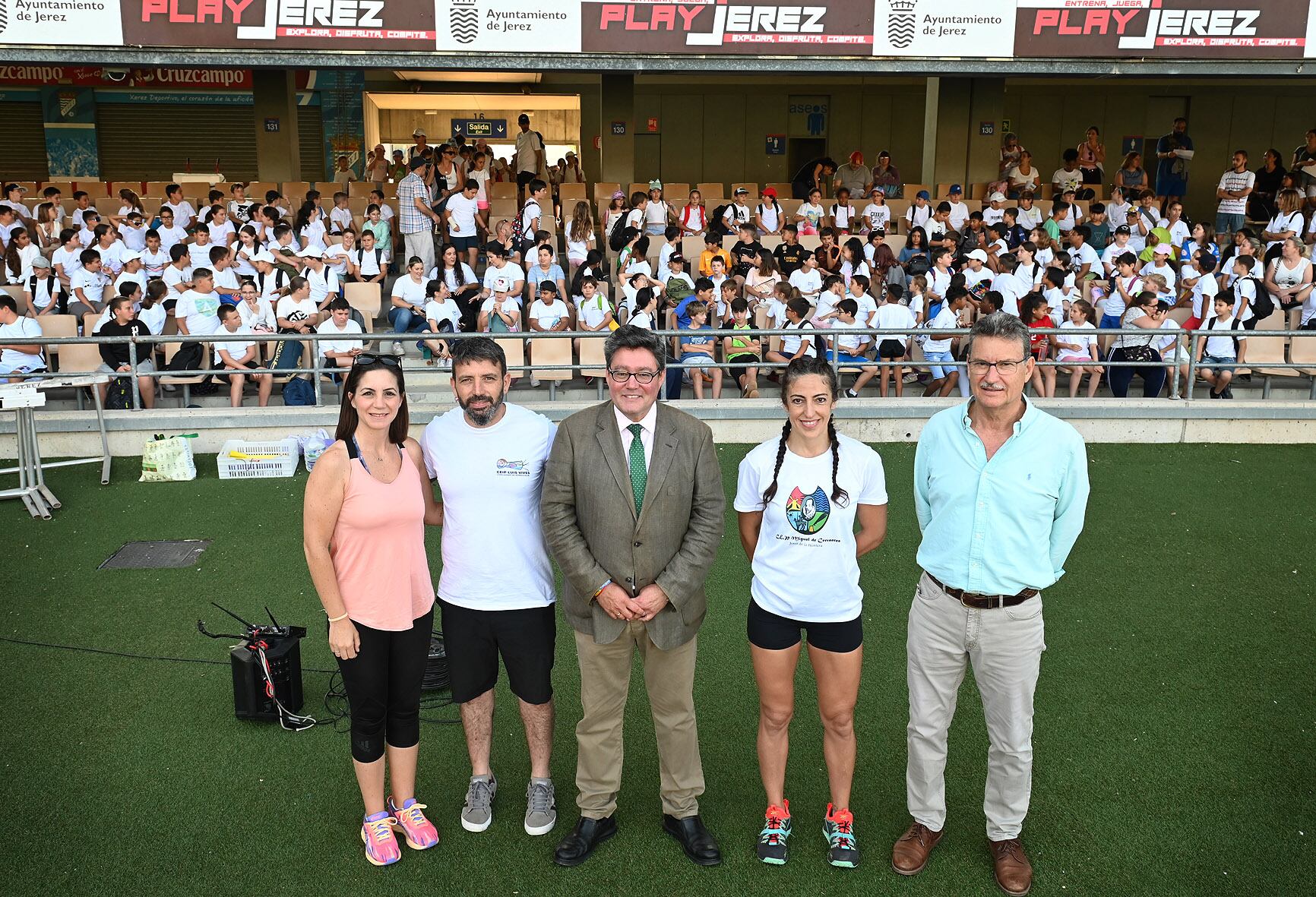 El delegado de Deportes y Educación, José Ángel Aparicio, junto a los alumnos y docentes participantes en las Olimpiadas Escolares