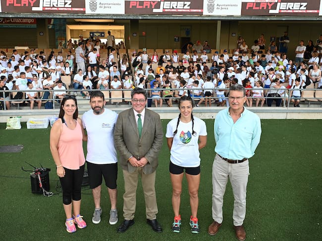 El delegado de Deportes y Educación, José Ángel Aparicio, junto a los alumnos y docentes participantes en las Olimpiadas Escolares