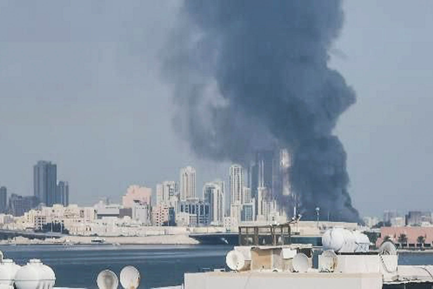 Vista de una columna de humo en Baréin.