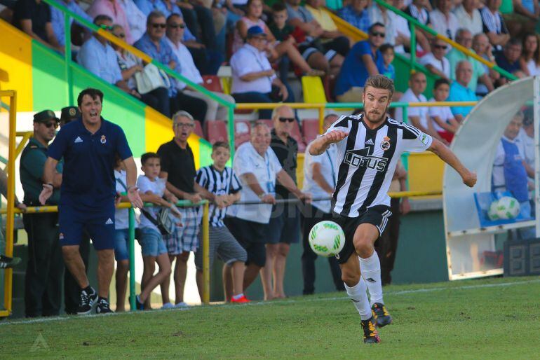 Francis corre tras el balón.