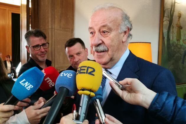 El exseleccionador nacional, Vicente del Bosque, comparece ante los medios.