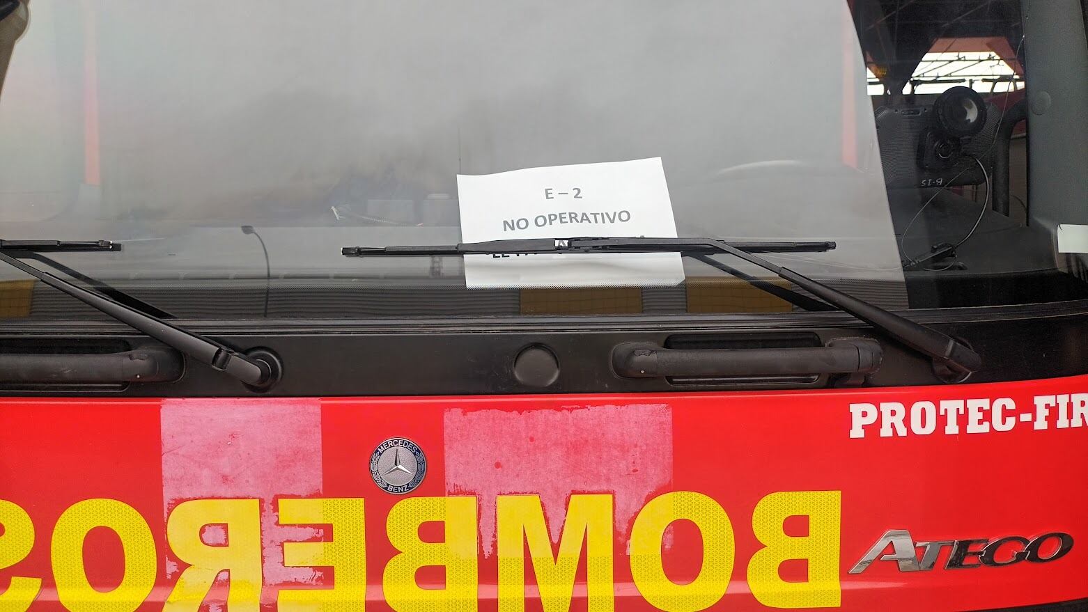 El vehículo averiado en el parque central de bomberos de Málaga