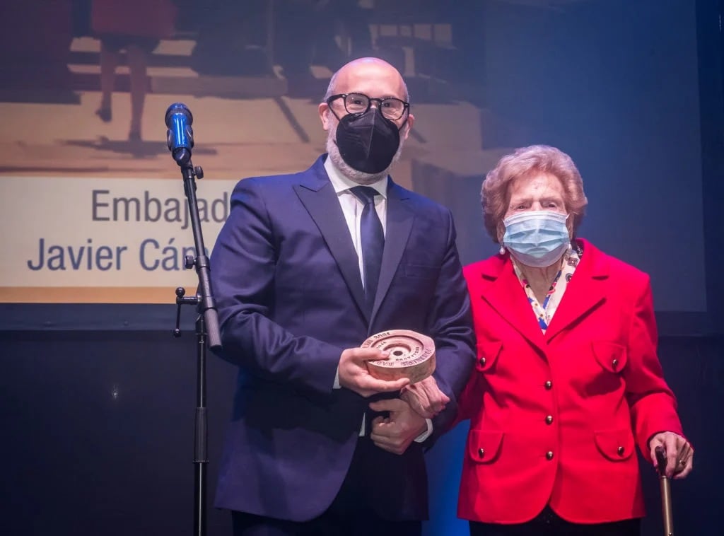 Javier Cámara recogiendo el Premio Radio Rioja 2021 al Embajador de La Rioja