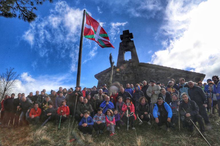 El presidente del EBB, acompañado de afiliados y simpatizantes, en la cumbre del Bizkargi