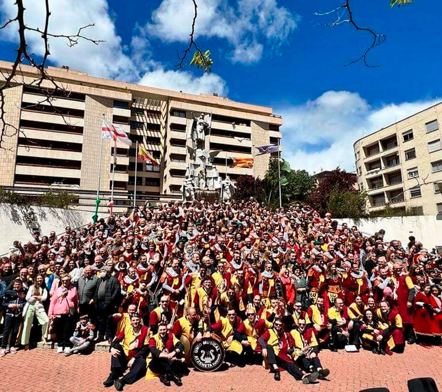 Foto de familia en la plaza de la Rosaleda con los componentes de la filà Cides y de la Unió Musical d'Atzeneta d'Albaida