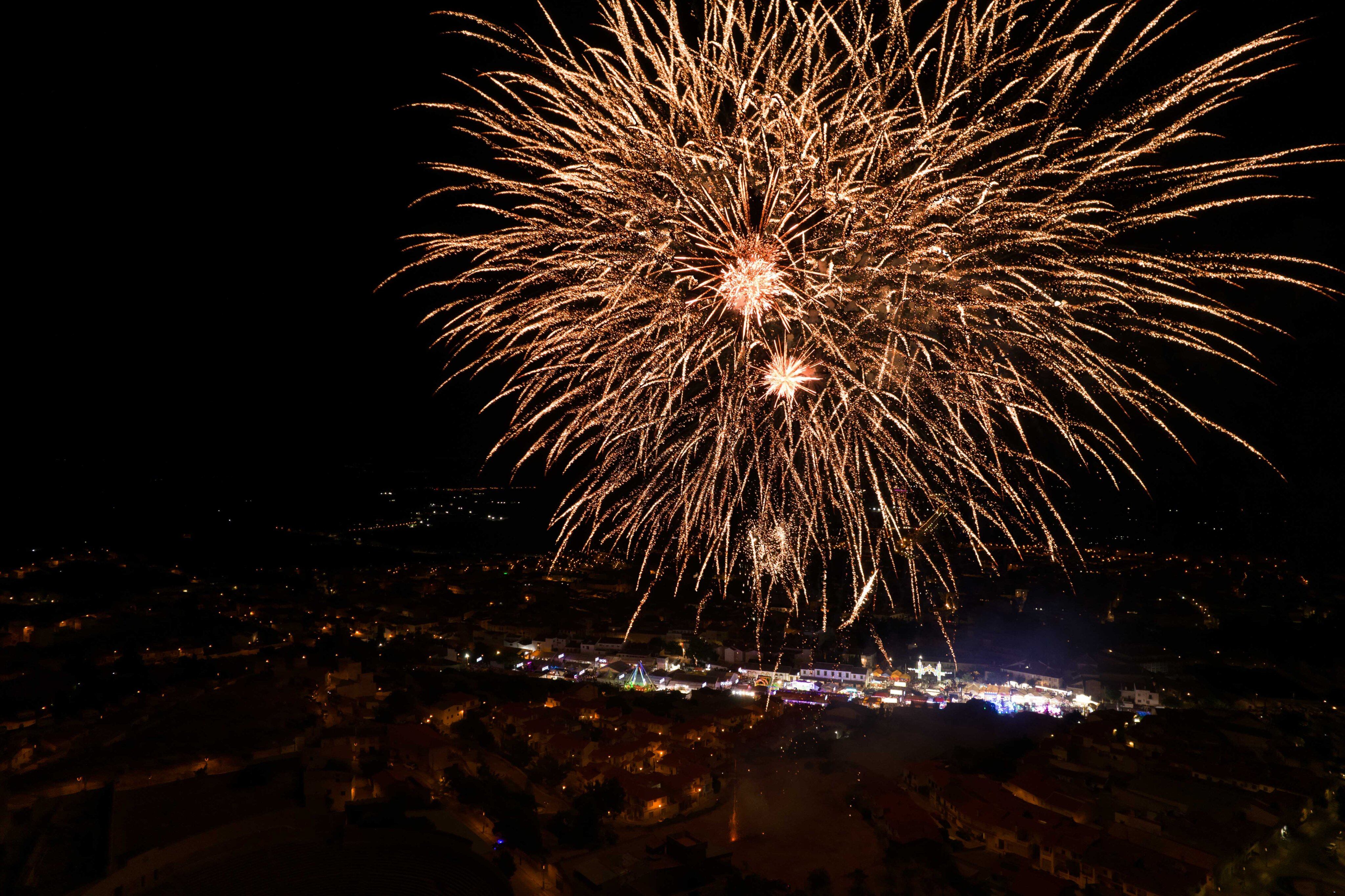 Castillo fuegos artificiales para el fin de fiesta de Baza 2022