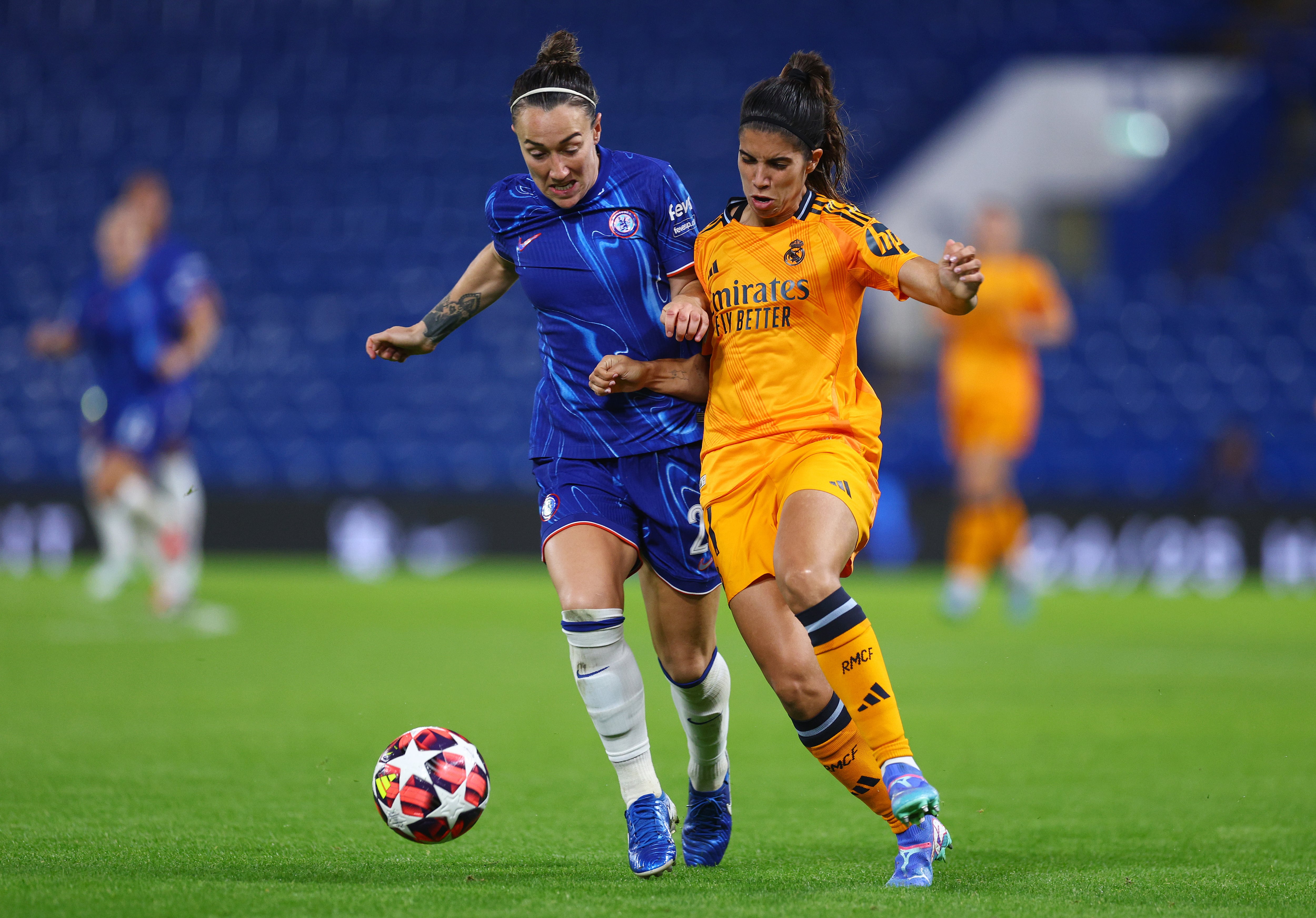 Lucy Bronze disputa el balón con Alba Redondo durante el encuentro entre el Chelsea FC y Real Madrid CF en Stamford Bridge