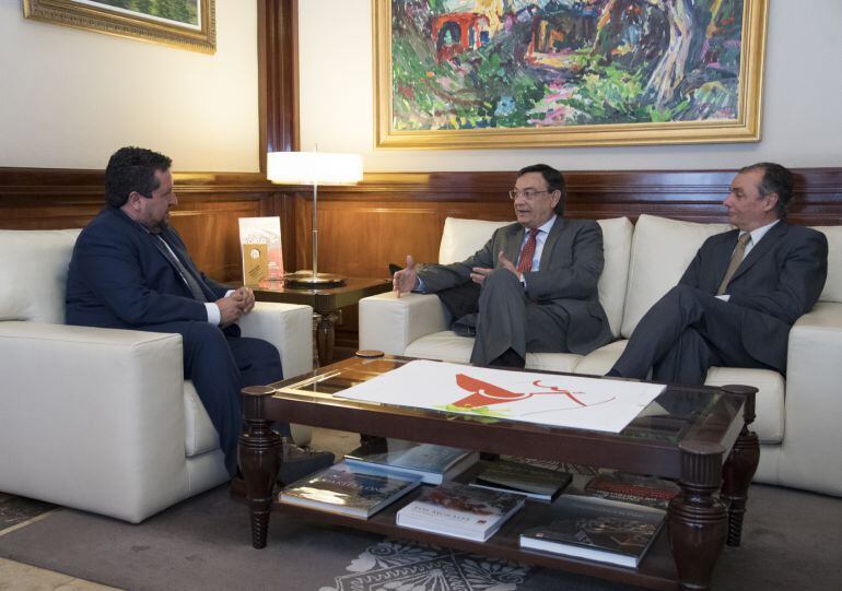El presidente de la Diputación, Javier Moliner junto a Sebastián Pla y Salvador Navarro, presidentes de CEV-Castellón y la CEV