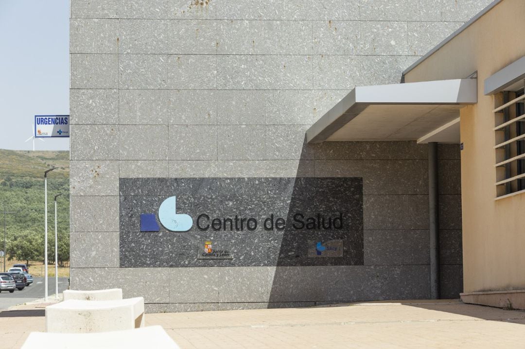 Centro de salud de Las Navas del Marqués, donde se ubica una de las bases del 112 que han visto ampliado su servicio asistencial