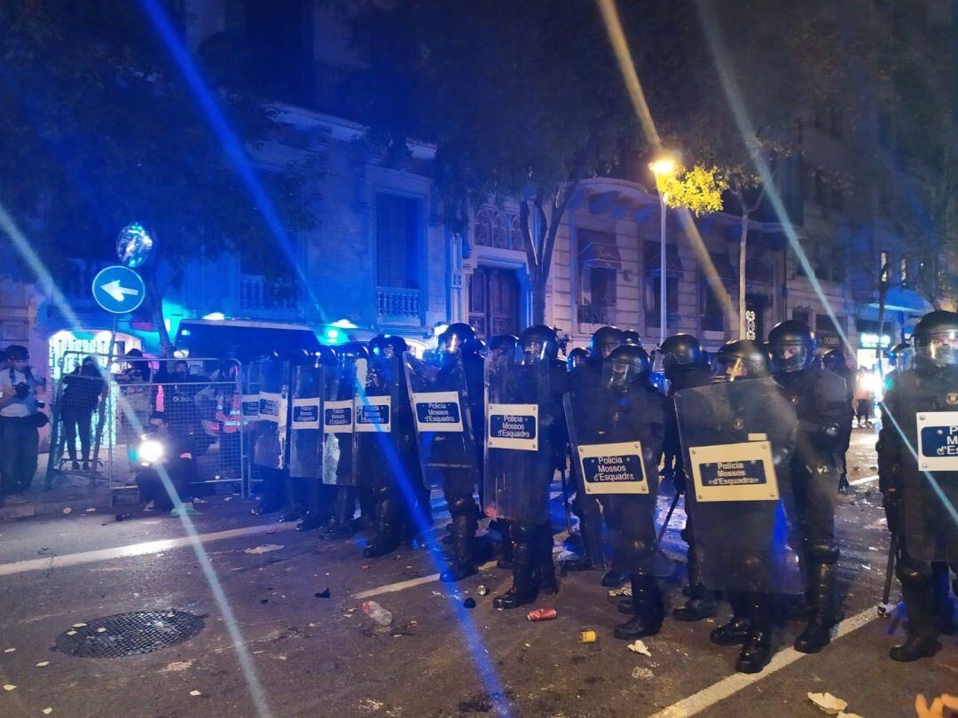 Mossos d&#039;Esquadra alrededor de la Delegación del Gobierno en Barcelona tras una carga.