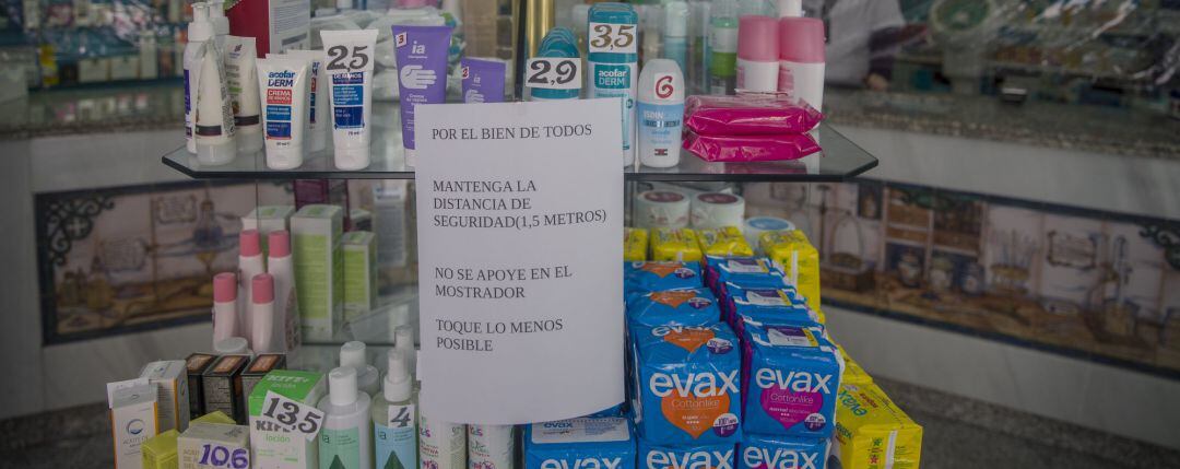 Farmacia abierta durante el estado de alarma. Archivo