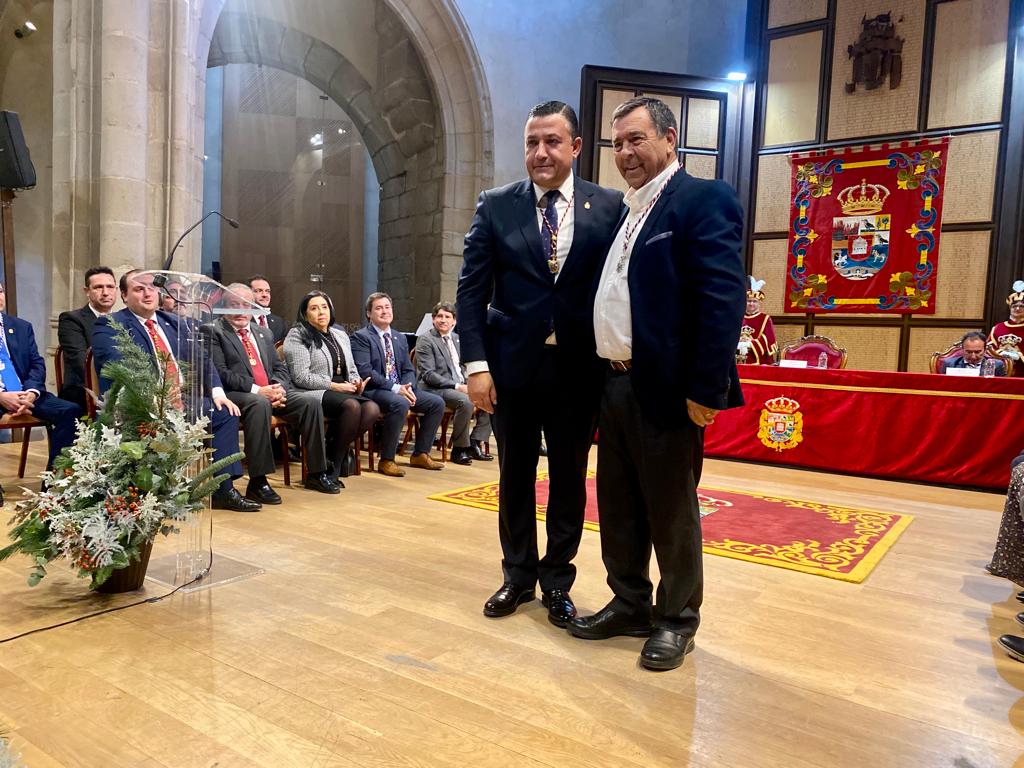 José Antonio Rodríguez, alcalde de Cabezas de Alamabre con el Presidente de la Diputación Provincial, Carlos García