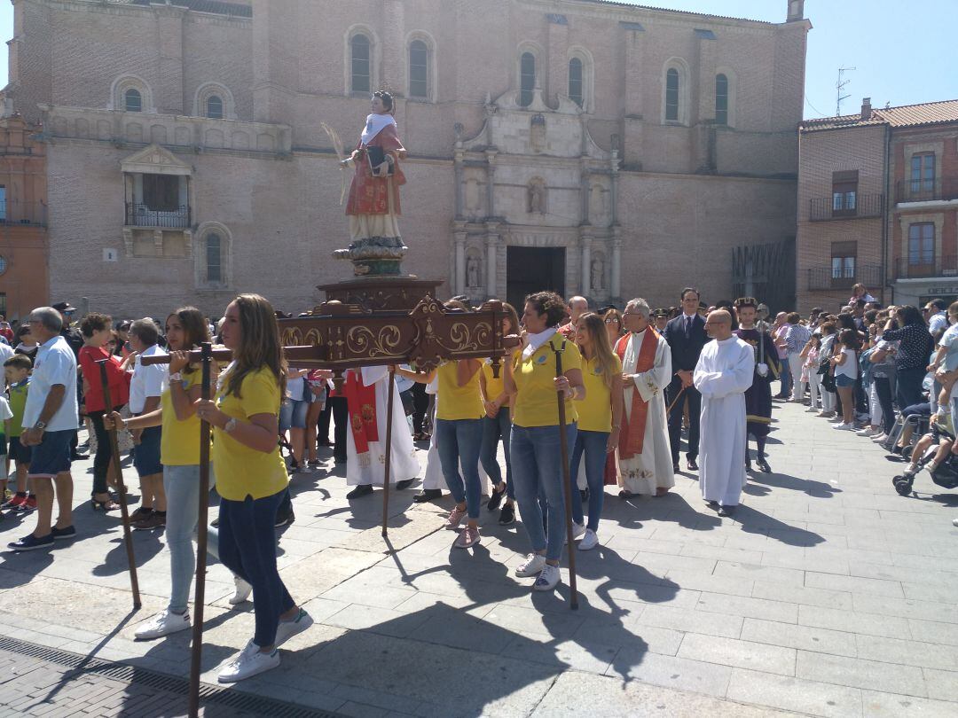 La peña Insólitas y las autoridades locales, en la procesión de San Antolín