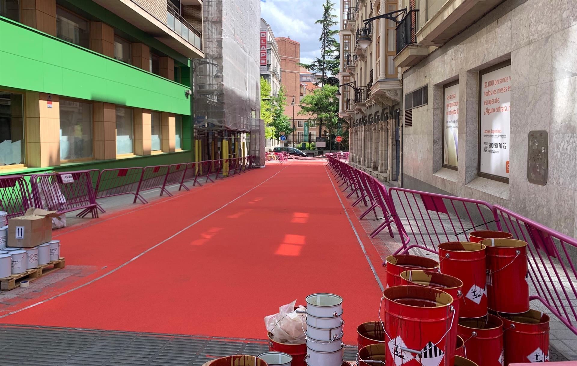 Trabajos de repintado de la calle Licenciado Vidriera. - EUROPA PRESS