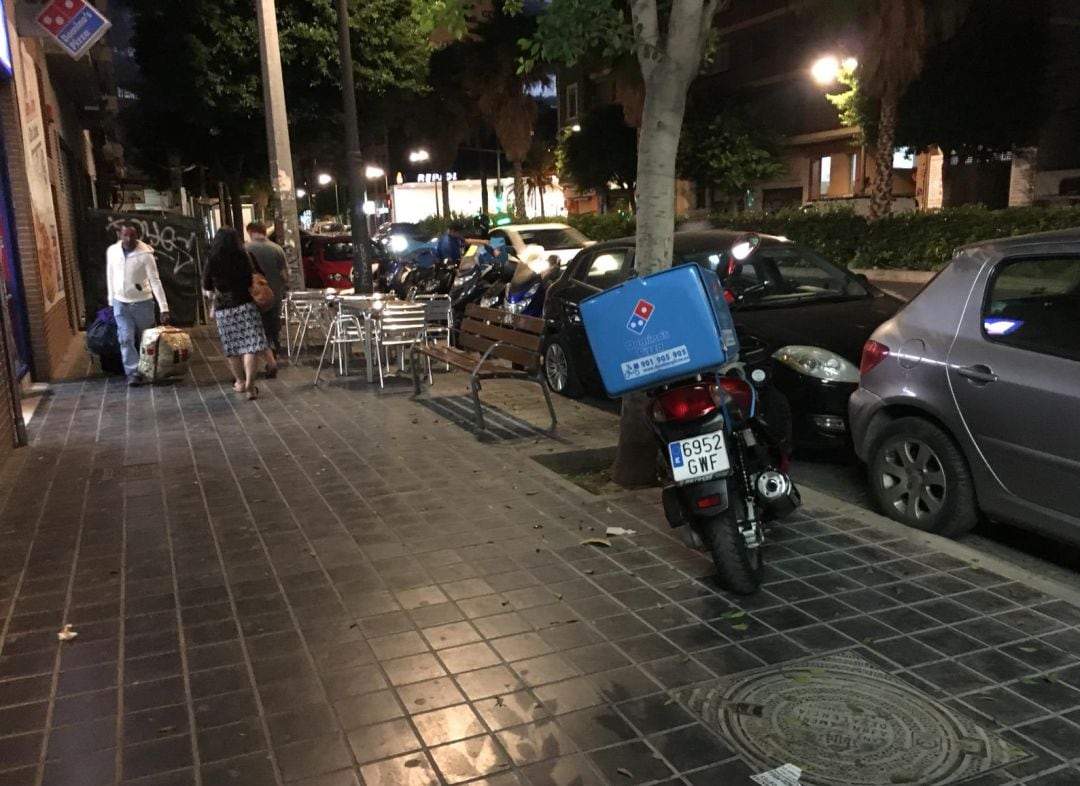 Moto aparcada sobre la acera