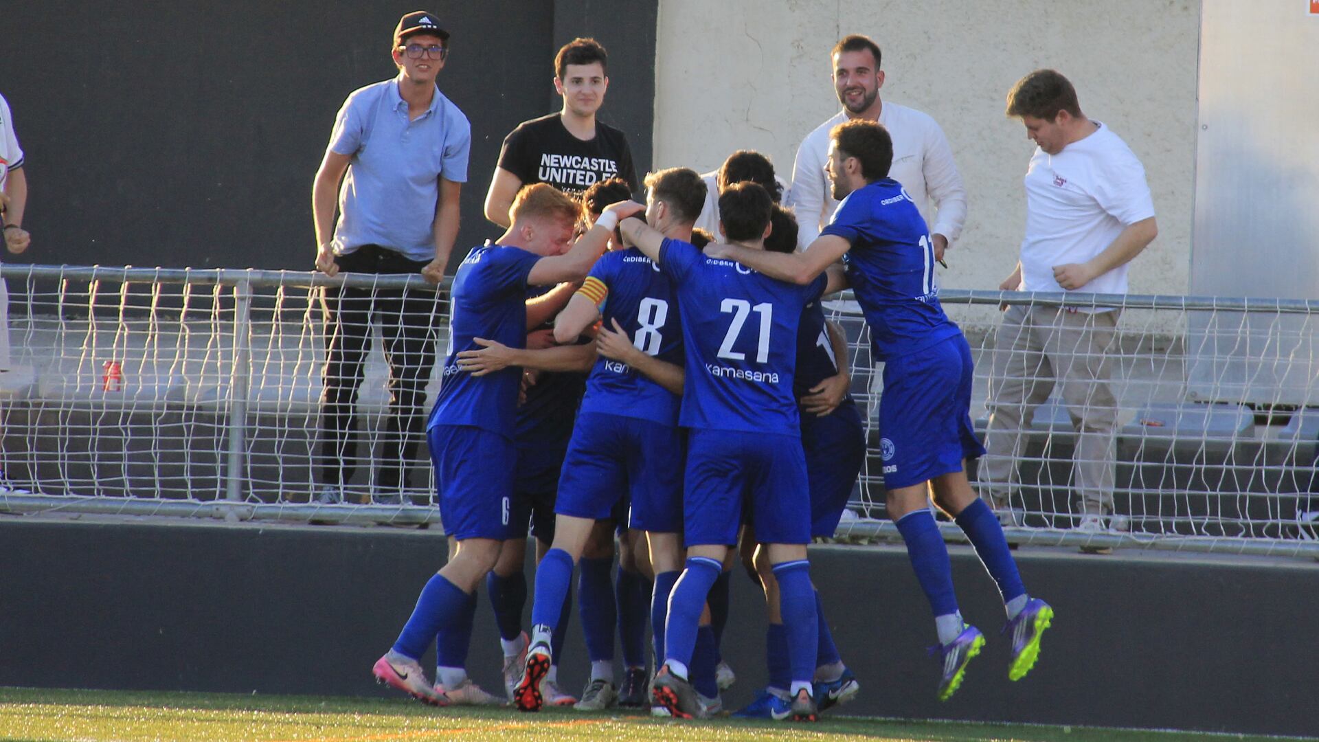 Los jugadores del Ontinyent 1931 celebran uno de los tres goles en el triunfo ante el Buñol