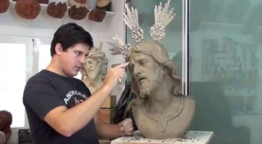 Fernando Aguado tallando la imagen de Nuestro Padre Jesús de la Salud