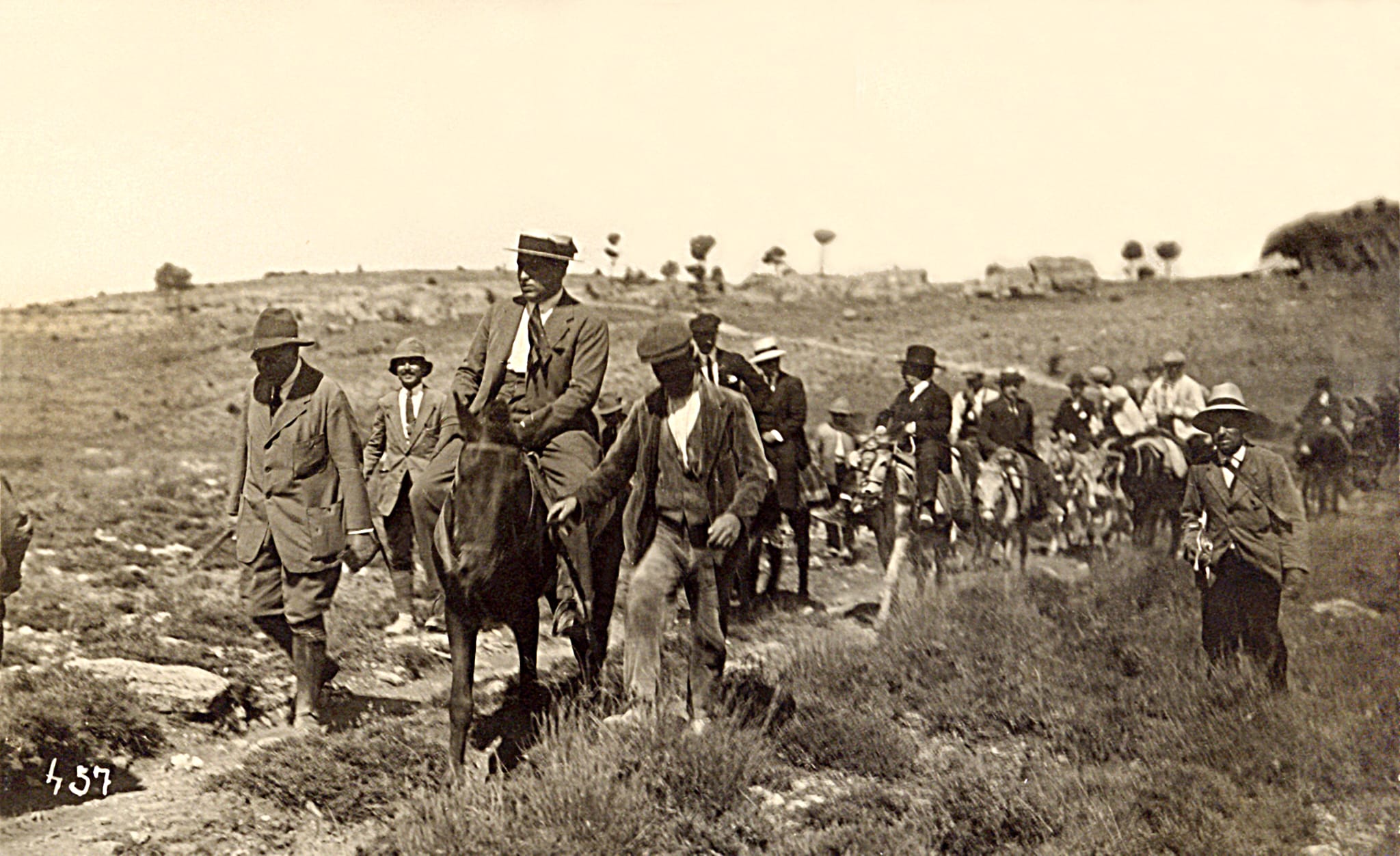 Comitiva de autoridades e ingenieros visitando las obras en los años 20.