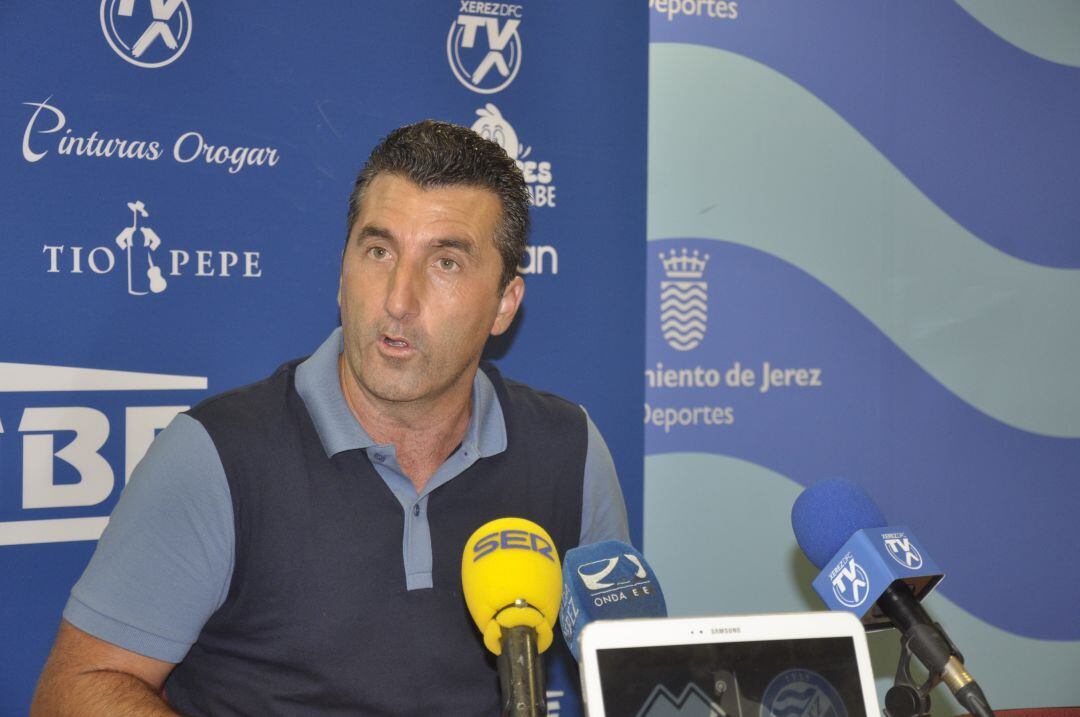 Edu Villegas durante una rueda de prensa en Chapín