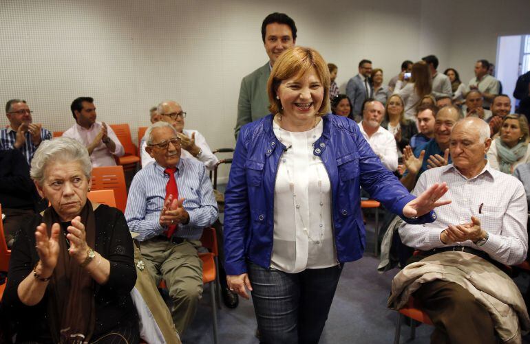 La presidenta regional del PP, Isabel Bonig, saluda a su llegada al acto de bienvenida a 400 nuevos afiliados del partido en la provincia de Valencia. 