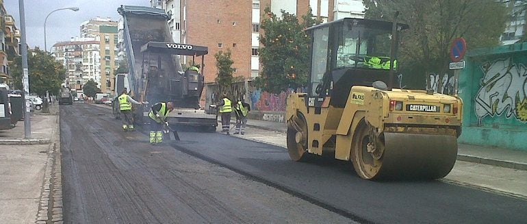 El ayuntamiento firma dos operaciones de crédito que permitirá acometer obras en barrios, colegios, o parques y jardines