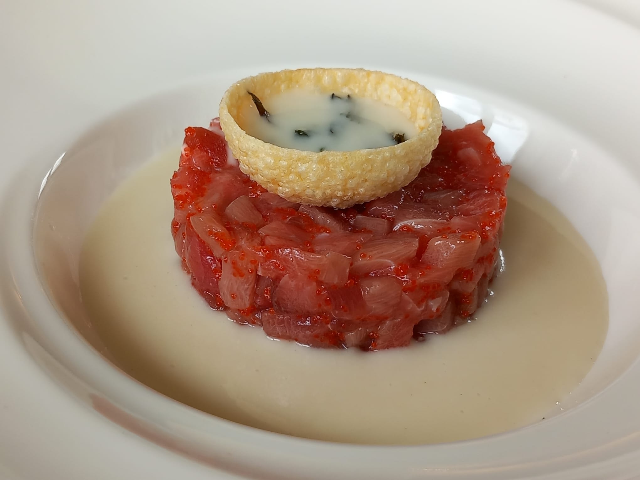 Tartar de atún con crema de coco y huevas de pez volador