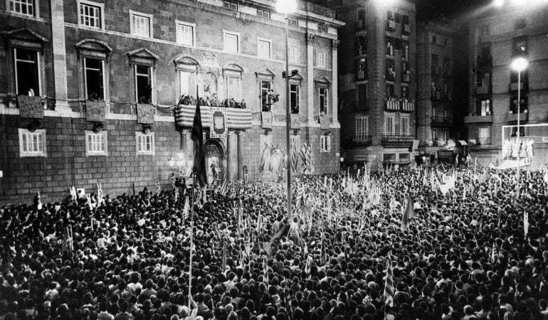 Foto de archivo del 23 de octubre de 1977 de la llegada oficial del presidente de la Generalitat, Josep Tarradellas, a Barcelona.