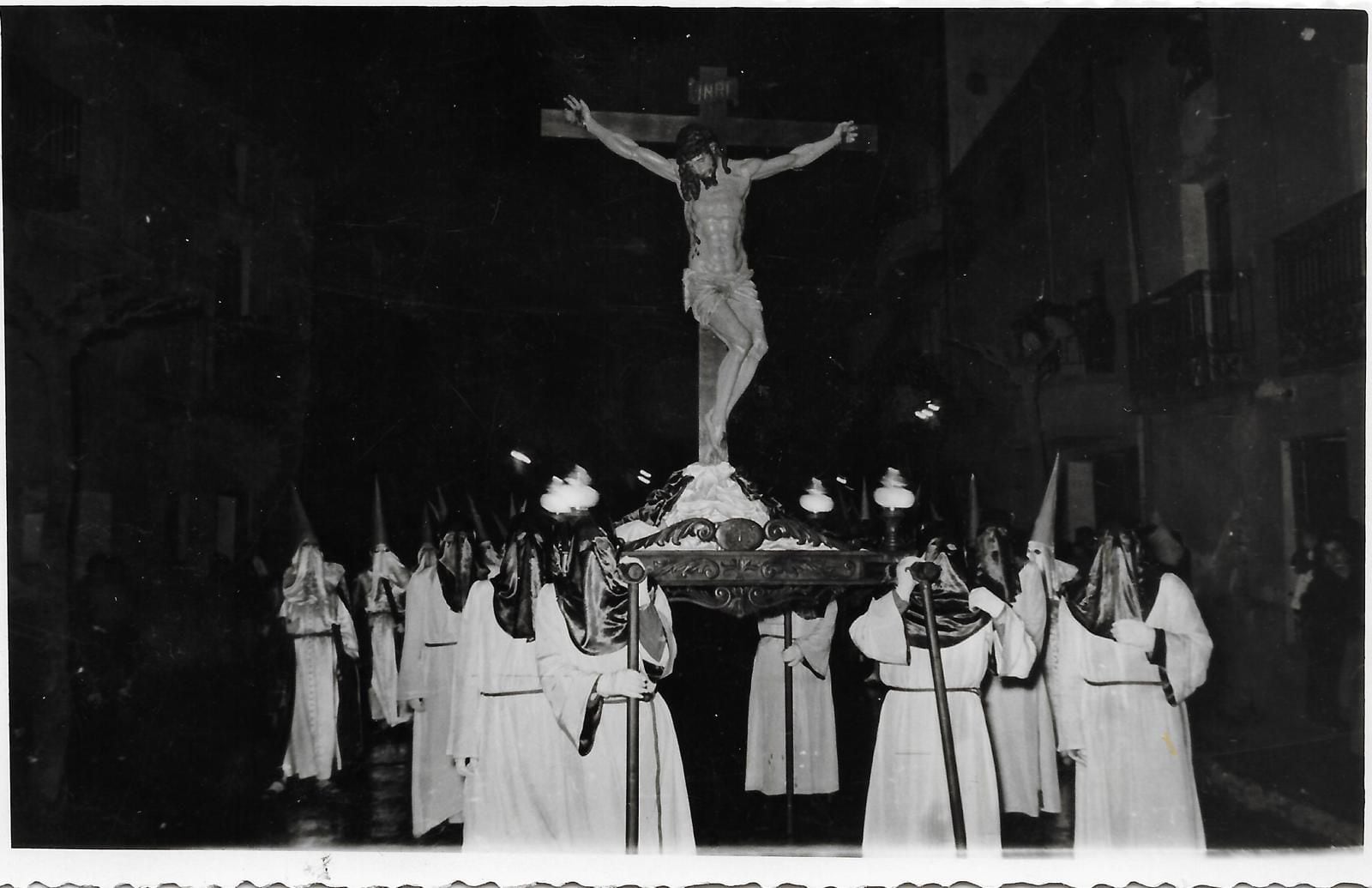 La Hermandad del Santísimo Cristo del Milagro toma su nombre de la talla con la que procesionan desde su fundación en los años 50 del siglo XX