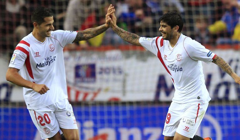 Sevilla&#039;s Ever Banega (R) celebrates with Victor Machin &quot;Vitolo&quot; after scoring against Barcelona during their Spanish first division soccer match against Sevilla at Ramon Sanchez Pizjuan stadium in Seville, April 11, 2015. REUTERS/Marcelo del Pozo