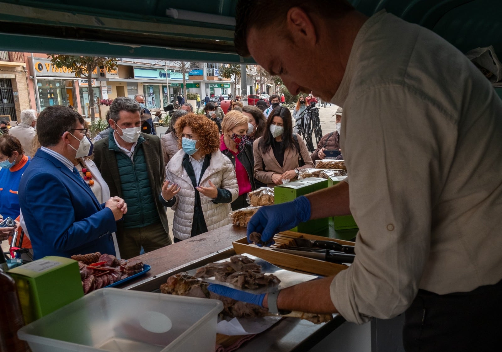 Antonio Beltrán, Dolores Ruiz, Álvaro Burgos, María Eugenia Limón, Tania González y María Álvarez, de izquierda a derecha, junto a la foodtruck empleada en la presentación de la Feria Ganadera de Puebla de Guzmán a las puertas del Mercado del Carmen, en Huelva. 