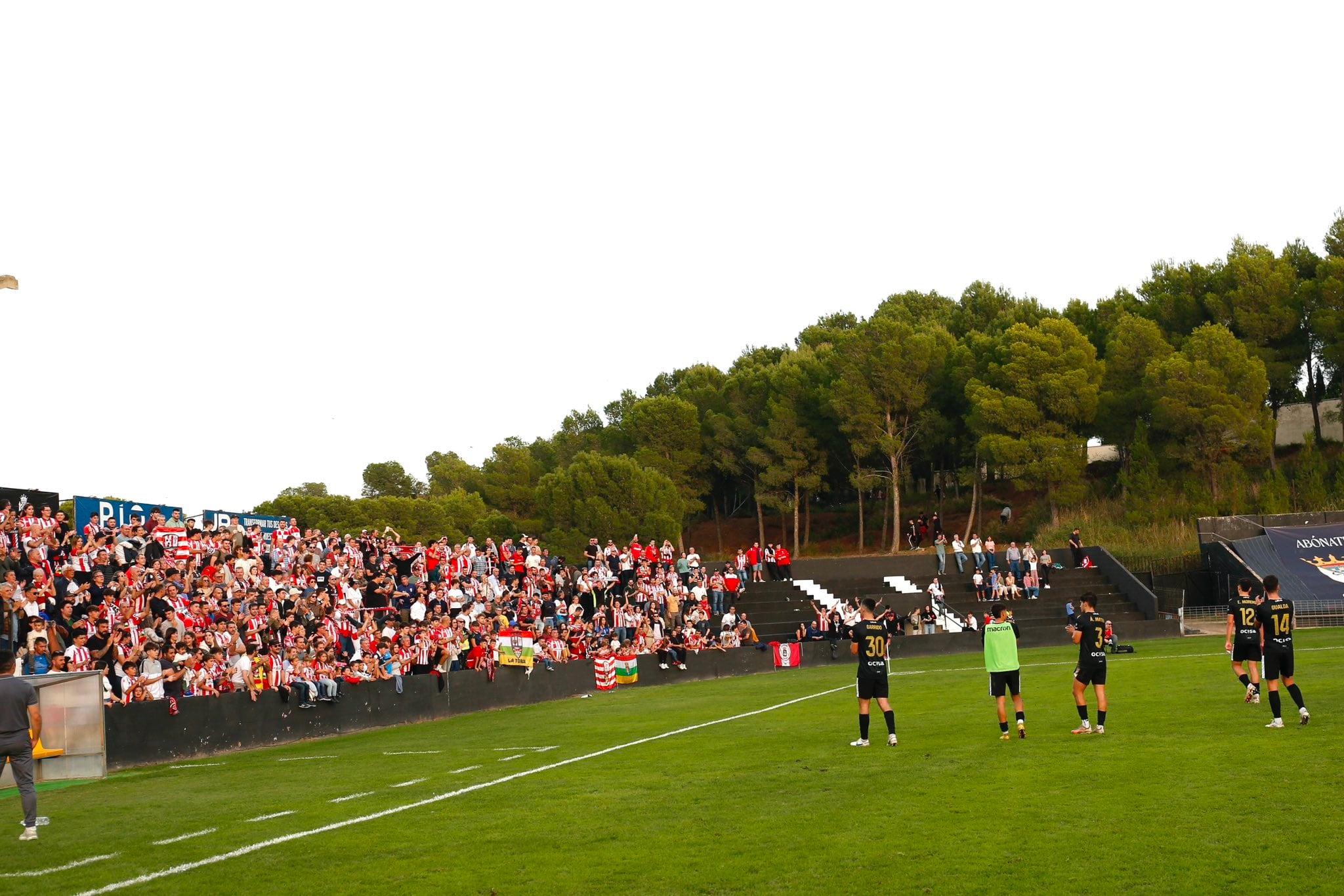 Los futbolistas de la UD Logroñés le devuelven el cariño a su afición al término del encuentro en el Ciudad de Tudela / Luis Miguel Chaverri