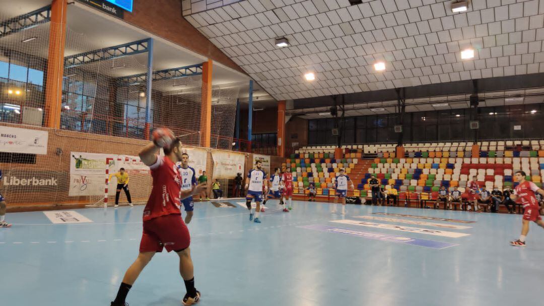 Dutra con el balón durante el partido ante el Granollers