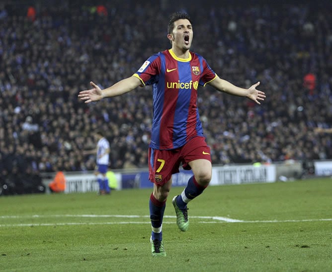 El delantero del F. C. Barcelona David Villa celebra la consecución del cuarto gol de su equipo frente al RCD Espanyol durante el encuentro correspondiente a la decimosexta jornada de Primera División