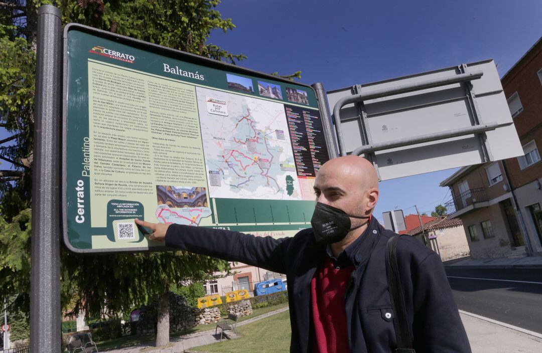 Él gerente de la agrupación, Miguel Portillo, muestra uno de los carteles señalizadores en Baltanás (Palencia)