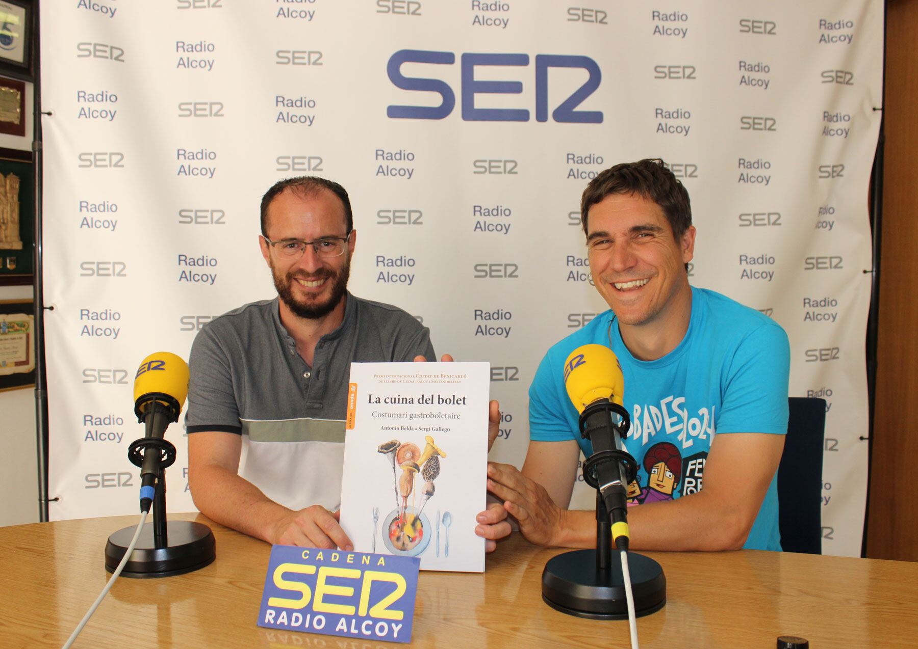 Tono Belda i Sergi Gallego, amb un exemplar del llibre