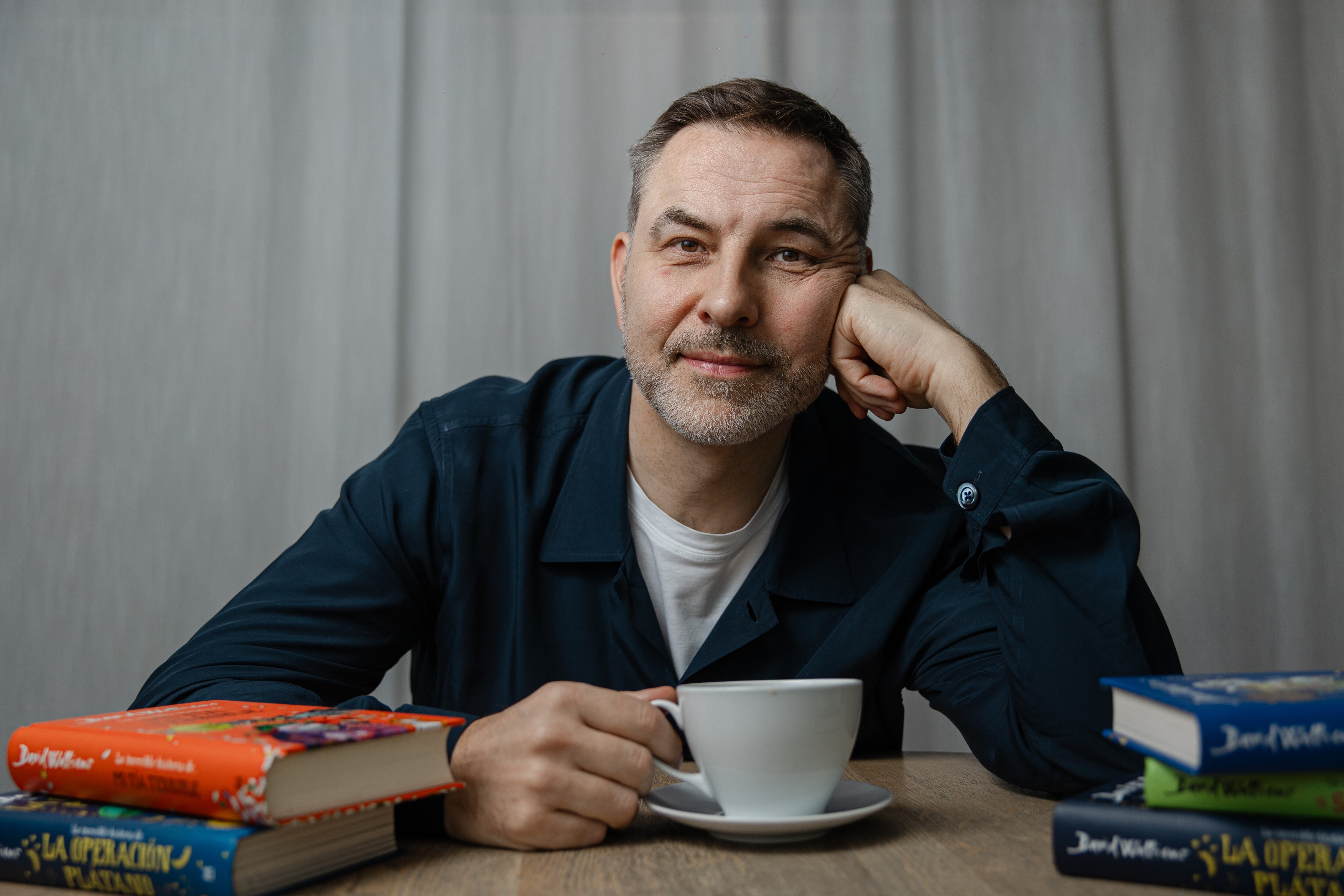 MADRID, 19/04/2024.- El autor de literatura infantil David Walliams durante una entrevista concedida a EFE. Es la  primera vez que el pregón de Sant Jordi lo da un autor de literatura infantil, algo que para David Walliams es un &quot;honor&quot; aunque, con su habitual sentido del humor, advierte de que quizá sea la última. El acto está programado para la tarde del próximo lunes, pero mientras tanto disfruta de unos días en Madrid. &quot;Es halagador tener un público que me quiera escuchar y hablar conmigo&quot;, dice este viernes en una entrevista con EFE. EFE/DANIEL GONZÁLEZ
