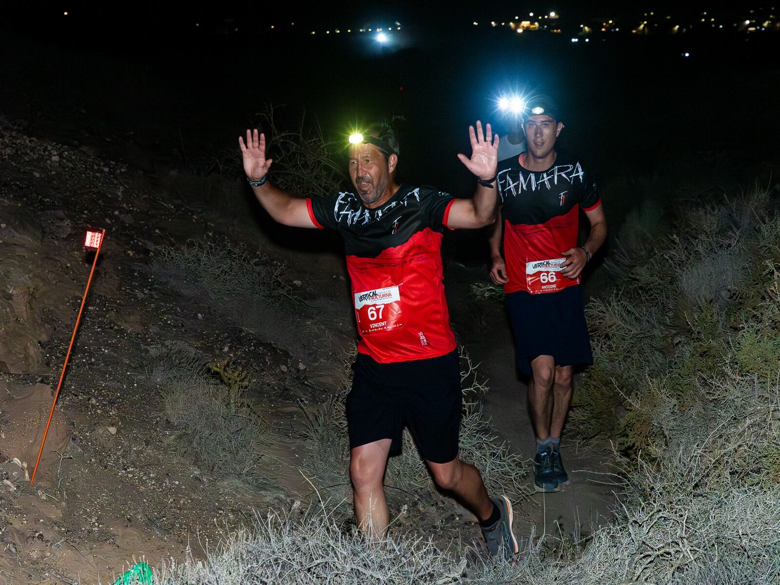 Dos de los participantes en la Famara Total Vertical Nocturna by Lanzarote Sports Destination 2024.